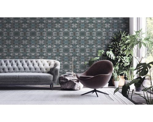 Salon avec canapé, fauteuil, plantes d''intérieur et papier peint à motifs