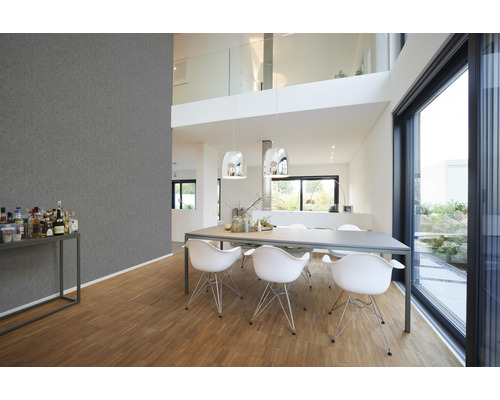 Salle à manger lumineuse avec table, chaises, meuble bar et grande fenêtre