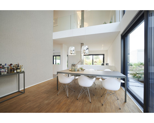 Salon lumineux avec table à manger, chaises et grande fenêtre