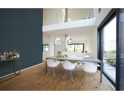 Modernes Esszimmer mit Esstisch, Stühlen, Stehtisch und dunkelblauer Wand