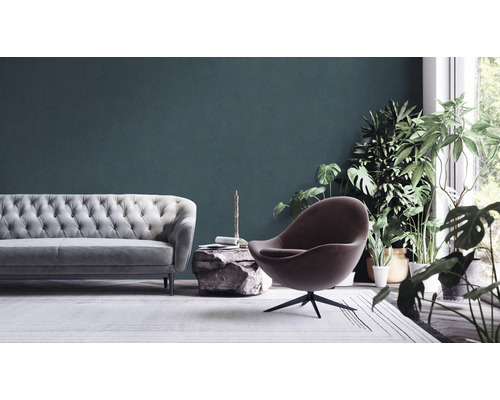 Wohnzimmer mit Sofa, Sessel, Beistelltisch und Zimmerpflanzen
