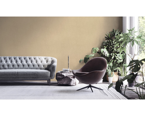 Wohnzimmer mit Sofa, Sessel und Pflanzen für eine gemütliche Atmosphäre