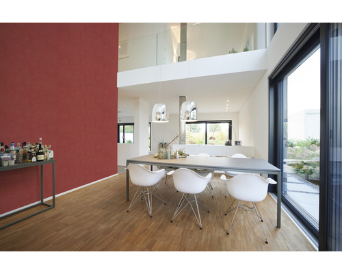 Salle à manger lumineuse avec table à manger, chaises et mur de couleur sourde