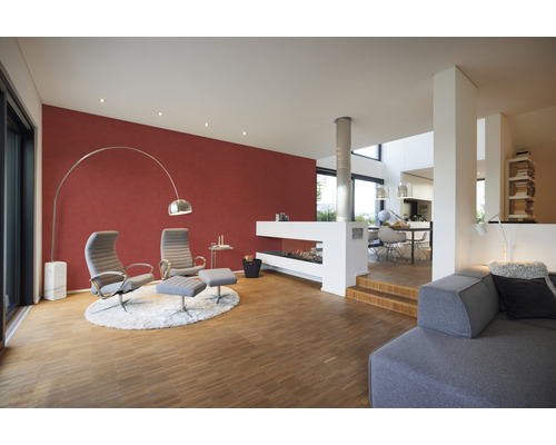 Salon avec fauteuils, lampadaire, cheminée et parquet