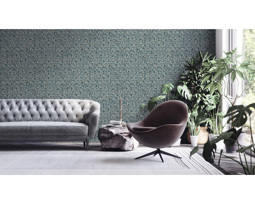 Wohnzimmer mit Sofa, Sessel und Wandtapete mit Labyrinthmuster