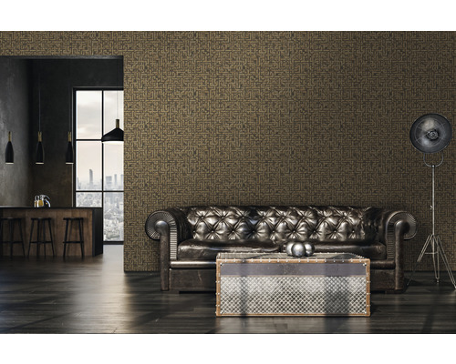 Wohnzimmer mit Ledersofa und Tapete mit Labyrinthmuster