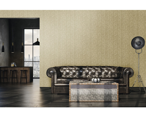 Wohnzimmer mit braunem Ledersofa, Couchtisch, Stehlampe und gemusterter Tapete