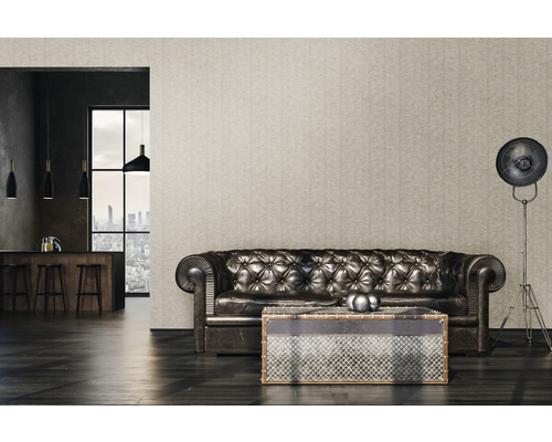 Wohnzimmer mit Chesterfield-Sofa, Couchtisch und Stehlampe vor gemusterter Tapete