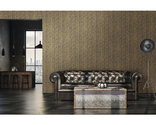 Salon avec canapé en cuir, lampadaire et papier peint à motifs