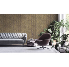 Wohnzimmer mit gemusterter Tapete, Sofa, Sessel und Zimmerpflanzen