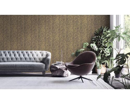 Salon avec papier peint à motifs, canapé, fauteuil et plantes d''intérieur