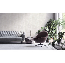 Salon avec canapé, fauteuil, plantes d''intérieur et papier peint à motifs