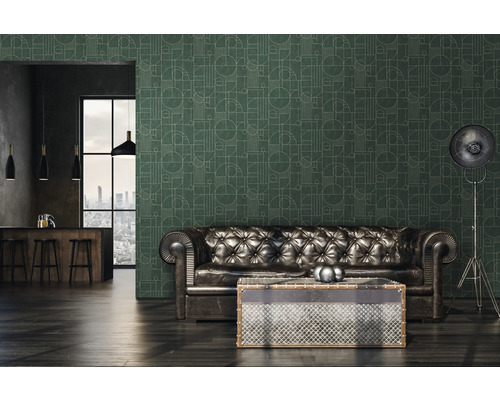 Salon avec canapé en cuir, table en métal, lampadaire et papier peint géométrique