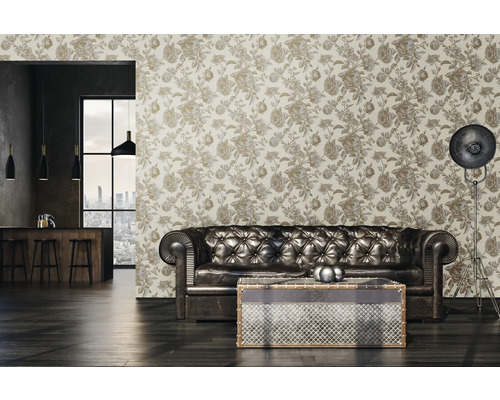 Salon décoratif avec papier peint floral, canapé en cuir et lampadaire.