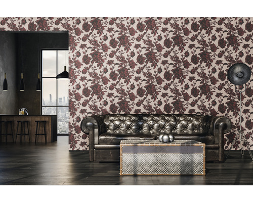 Wohnzimmer mit floraler Tapete, Ledersofa und Stehlampe