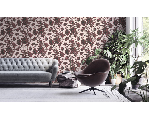 Wohnzimmer mit Sofa, Sessel, Couchtisch und Tapete mit Rosenmuster