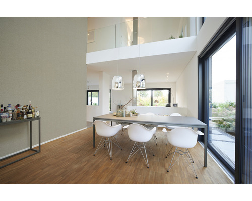 Salon lumineux avec table à manger, chaises et grande fenêtre