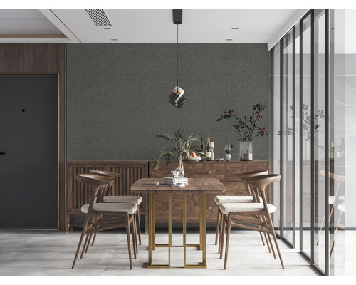 Esszimmer mit Holztisch, Stühlen und Sideboard