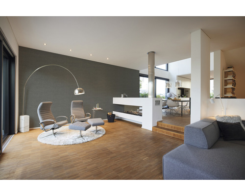 Helles Wohnzimmer mit Sesseln, Kamin und Holzboden