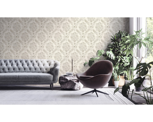 Salon avec papier peint à motifs, canapé, fauteuil et plantes d''intérieur