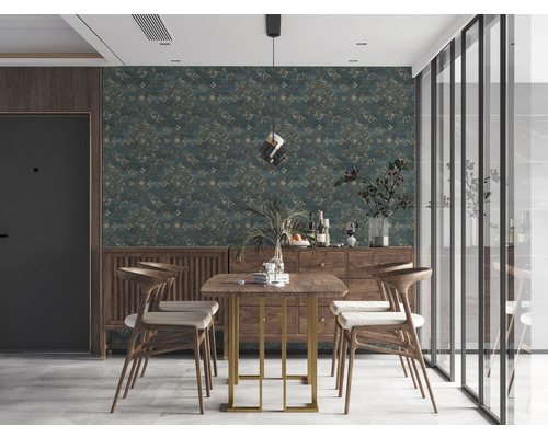 Esszimmer mit Esstisch, Stühlen und gemusterter Tapete