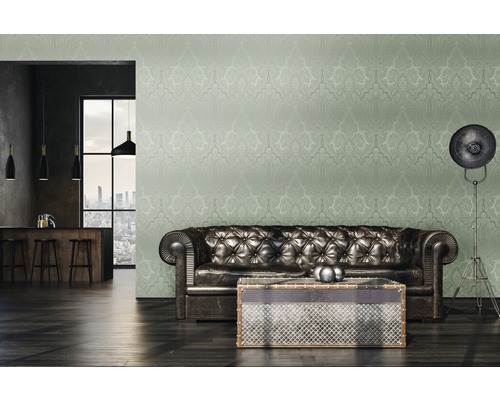 Salon avec canapé en cuir, table basse et papier peint à motifs