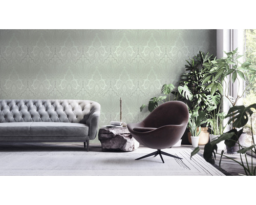 Salon avec canapé, fauteuil, plantes d''intérieur et papier peint à motifs