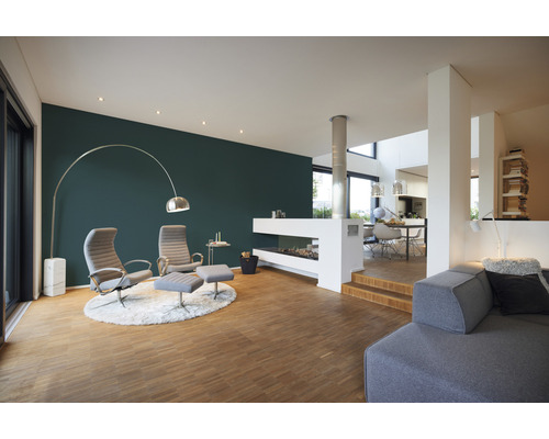 Salon lumineux avec fauteuils, lampadaire et cheminée