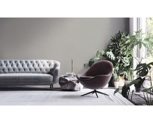Wohnzimmer mit Sofa, Sessel und Zimmerpflanzen