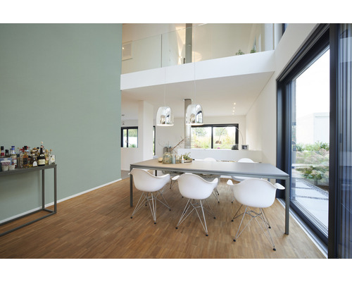Salle à manger lumineuse avec table à manger, chaises, suspensions et vue à travers les fenêtres sur l''extérieur