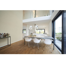 Salle à manger lumineuse avec table et chaises au design moderne.