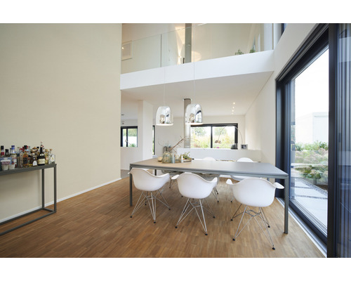 Salle à manger lumineuse avec table et chaises au design moderne.
