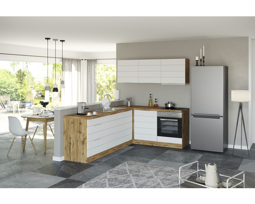 Moderne Küche mit weissen Schränken, Arbeitsplatte in Holzoptik und einem Edelstahlkühlschrank.
