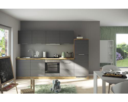 Cuisine moderne avec armoires grises et plans de travail en bois dans une pièce lumineuse.