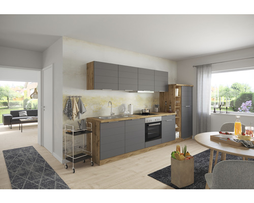 Cuisine moderne et lumineuse avec armoires grises et éléments en bois.