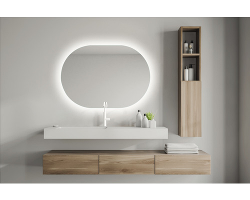 Modernes Badezimmer mit Waschtisch, Spiegel mit Beleuchtung und Holzschränken