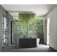 Salle de bains moderne avec baignoire îlot, douche, radiateur et plantes vertes