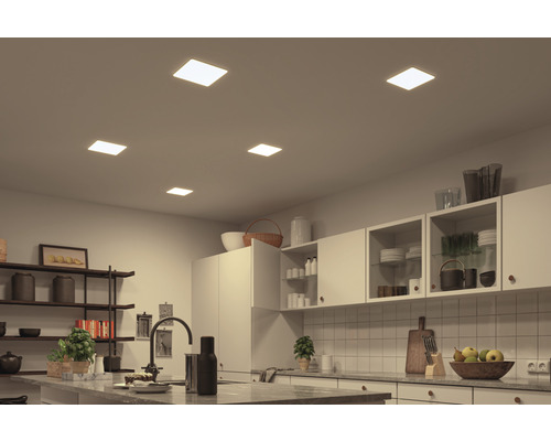 Helle Küche mit quadratischen Deckeneinbaustrahlern