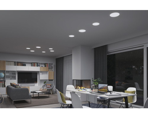Wohnzimmer mit eingebauten Deckenleuchten und moderner Einrichtung