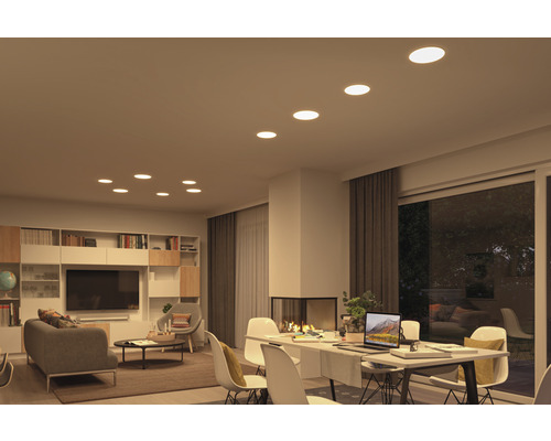 Wohnzimmer mit Deckeneinbauspots, Möbeln und Kamin.