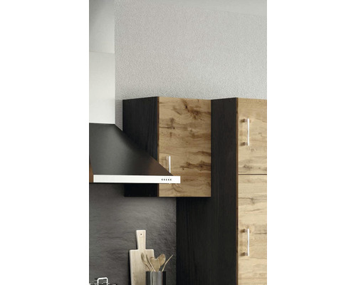 Coin cuisine avec hotte aspirante et placards en bois