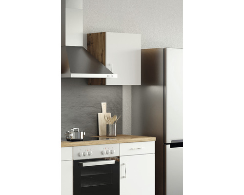 Scène de cuisine avec hotte aspirante, armoire suspendue et cuisinière électrique