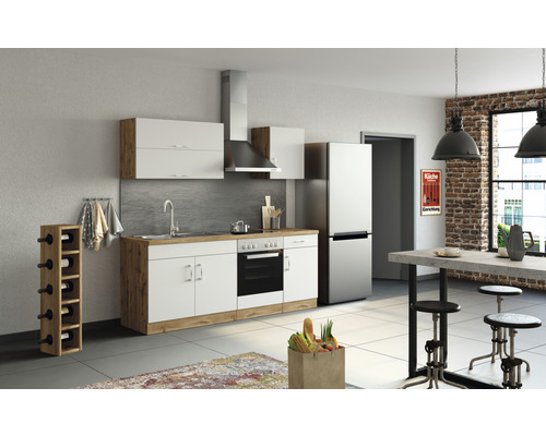 Cuisine claire avec kitchenette, table à manger et casier à vin