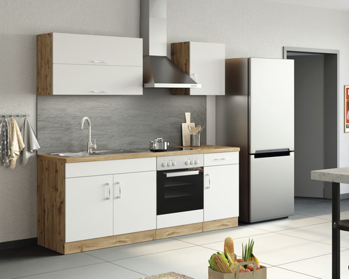 Cuisine intégrée avec évier, cuisinière, hotte et réfrigérateur