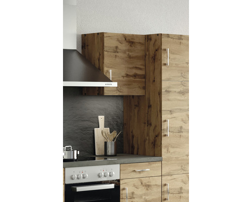 Cuisine avec éléments hauts, hotte aspirante et cuisinière