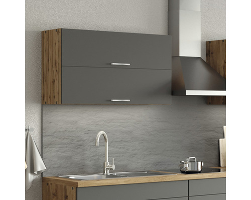 Scène de cuisine avec armoire suspendue imitation bois et hotte aspirante