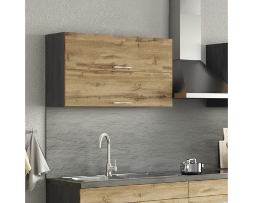 Küchenszene mit Hängeschrank im Holzdekor und Spüle