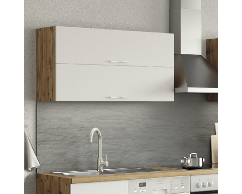 Scène de cuisine avec armoire murale, évier et robinet