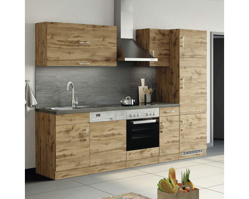 Cuisine équipée avec évier, lave-vaisselle, cuisinière, hotte aspirante et placards suspendus aspect bois