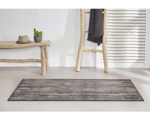 Scène avec paillasson aspect bois, banc, échelle et décoration